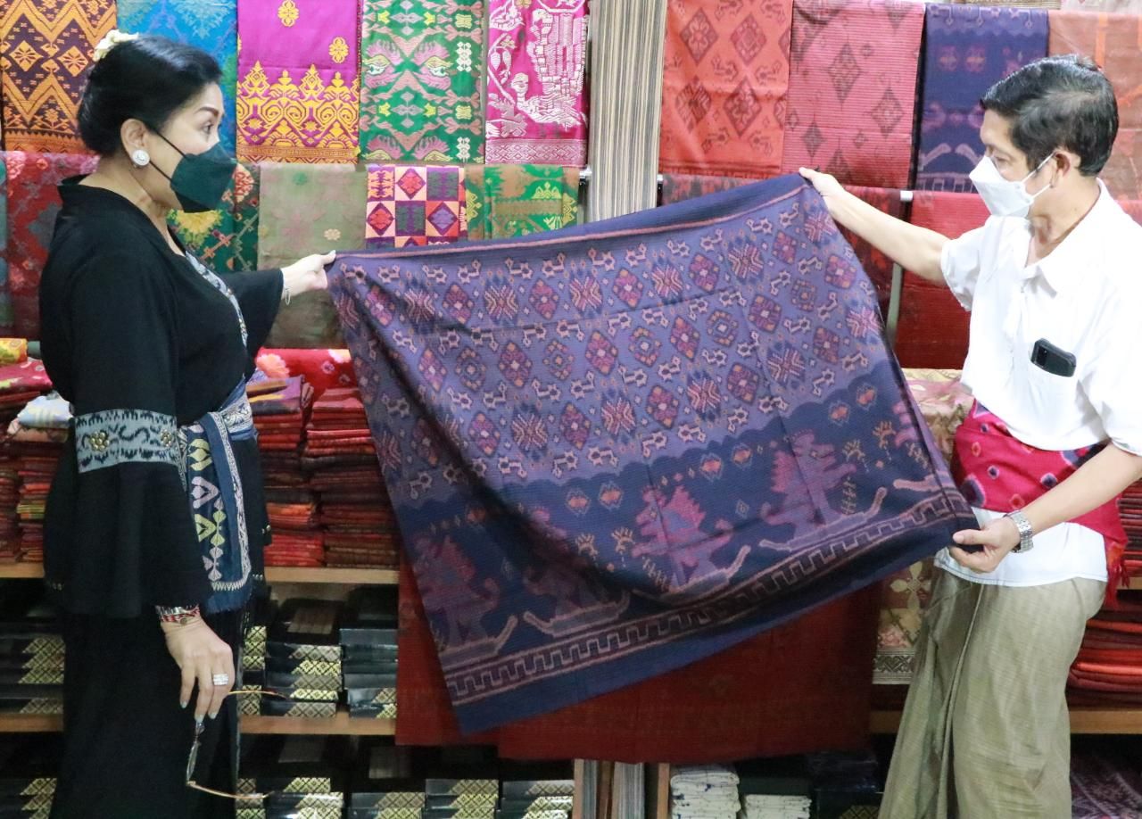 podiumnews.com-Putri Koster Edukasi Perajin Tenun Jual Produk Berkualitas dengan Harga Pantas